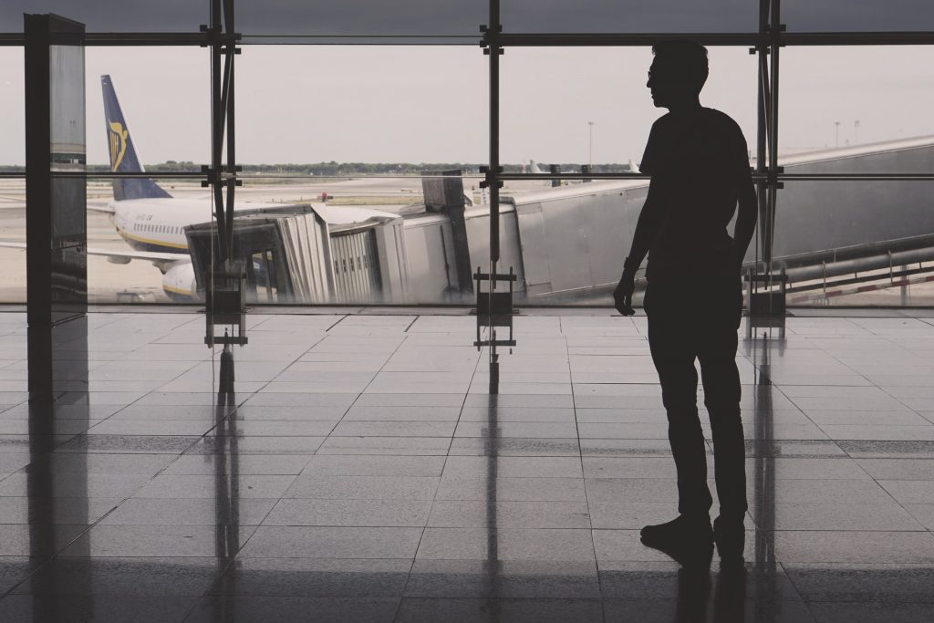 traveler with ryanair airplane in the background