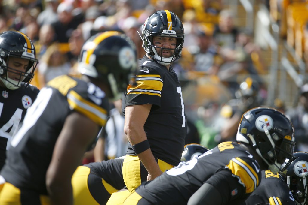 Steelers QB Ben Roethlisberger looking at JuJu Smith-Schuster in October 2021.