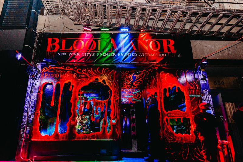 Image of the entrance to the scary halloween attraction Blood Manor. 