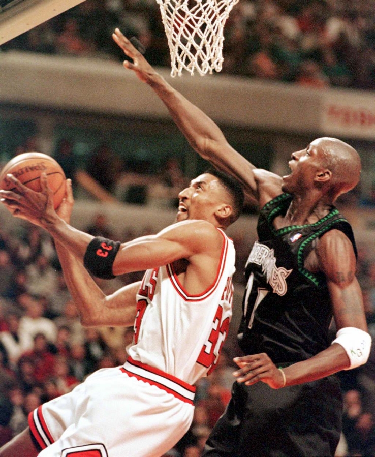 Kevin Garnett of the Minnesota Timberwolves defends the Chicago Bulls Scottie Pippen.