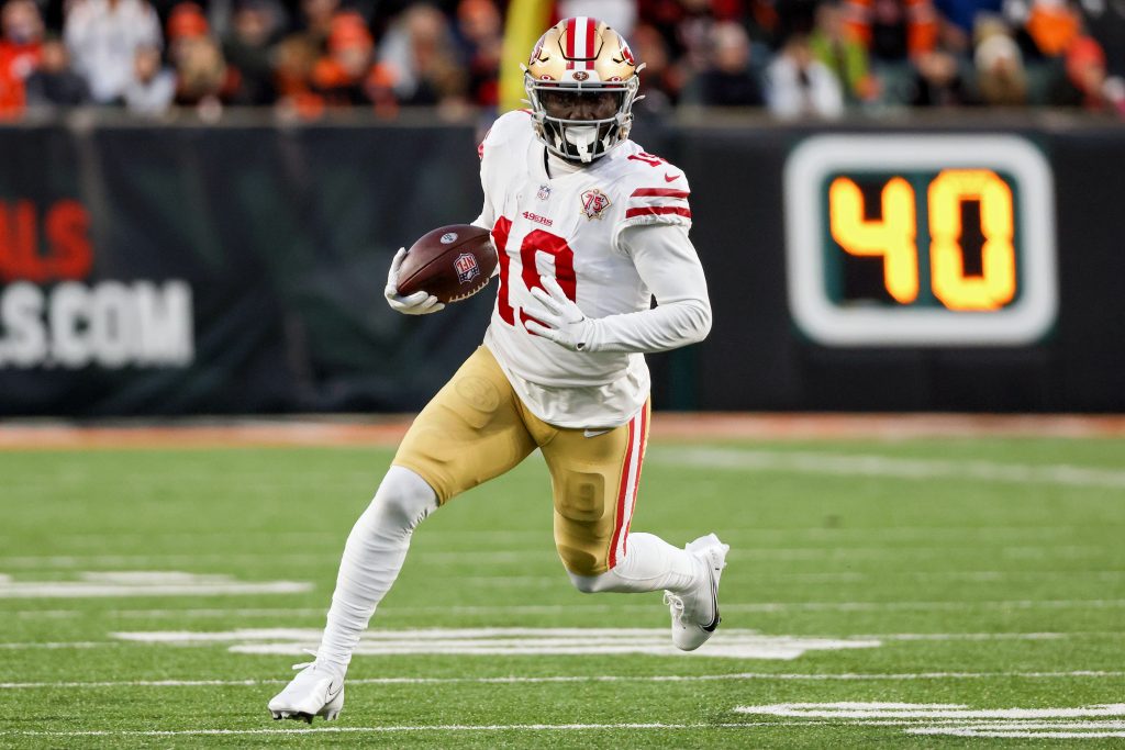 49ers WR Deebo Samuel runs the ball against the Bengals