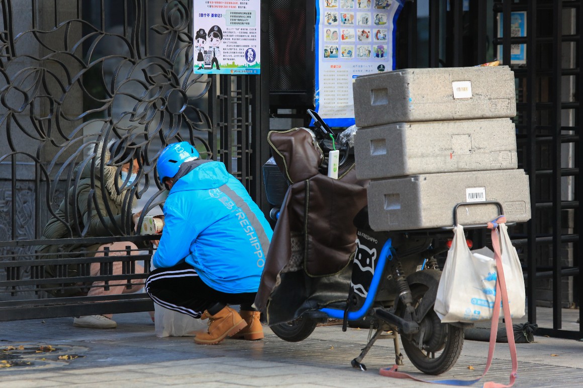 China locks down third Chinese city, increasing the number of affected to 20million