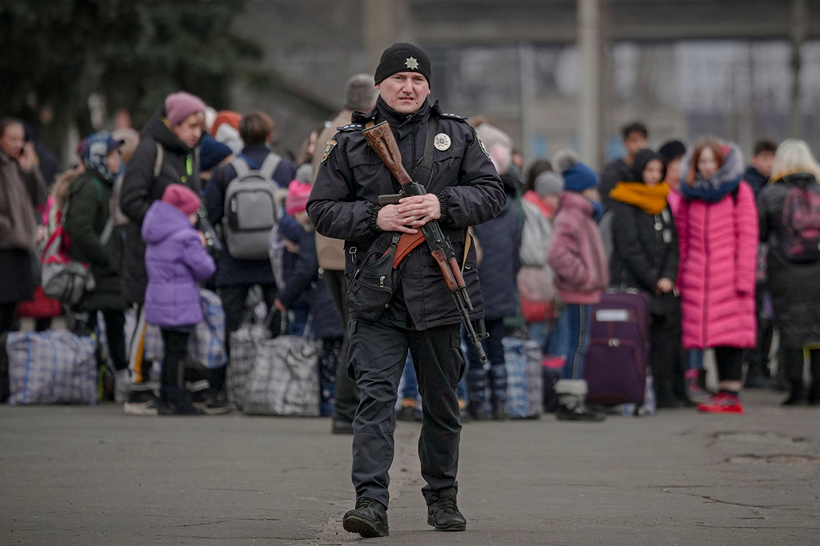 Today in photos: Fear, flight, and tragedy in Ukraine