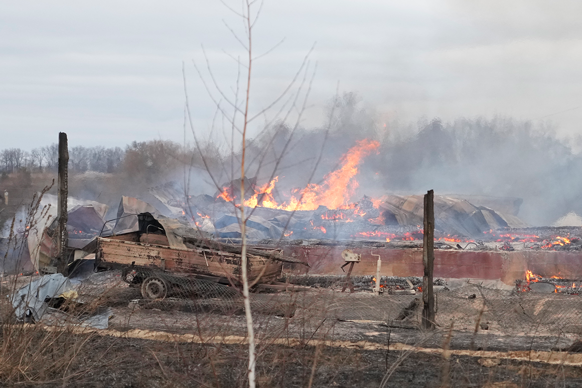 Today in photos: Fear, flight, and tragedy in Ukraine