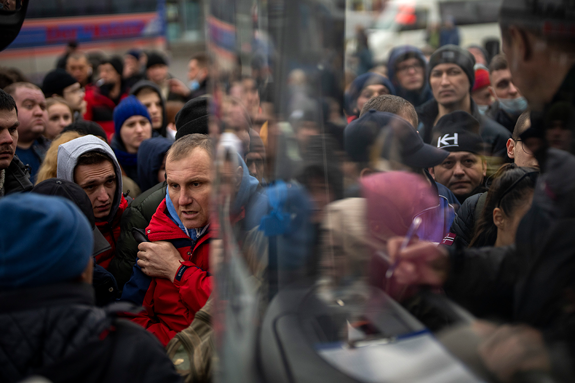 Today in photos: Fear, flight, and tragedy in Ukraine