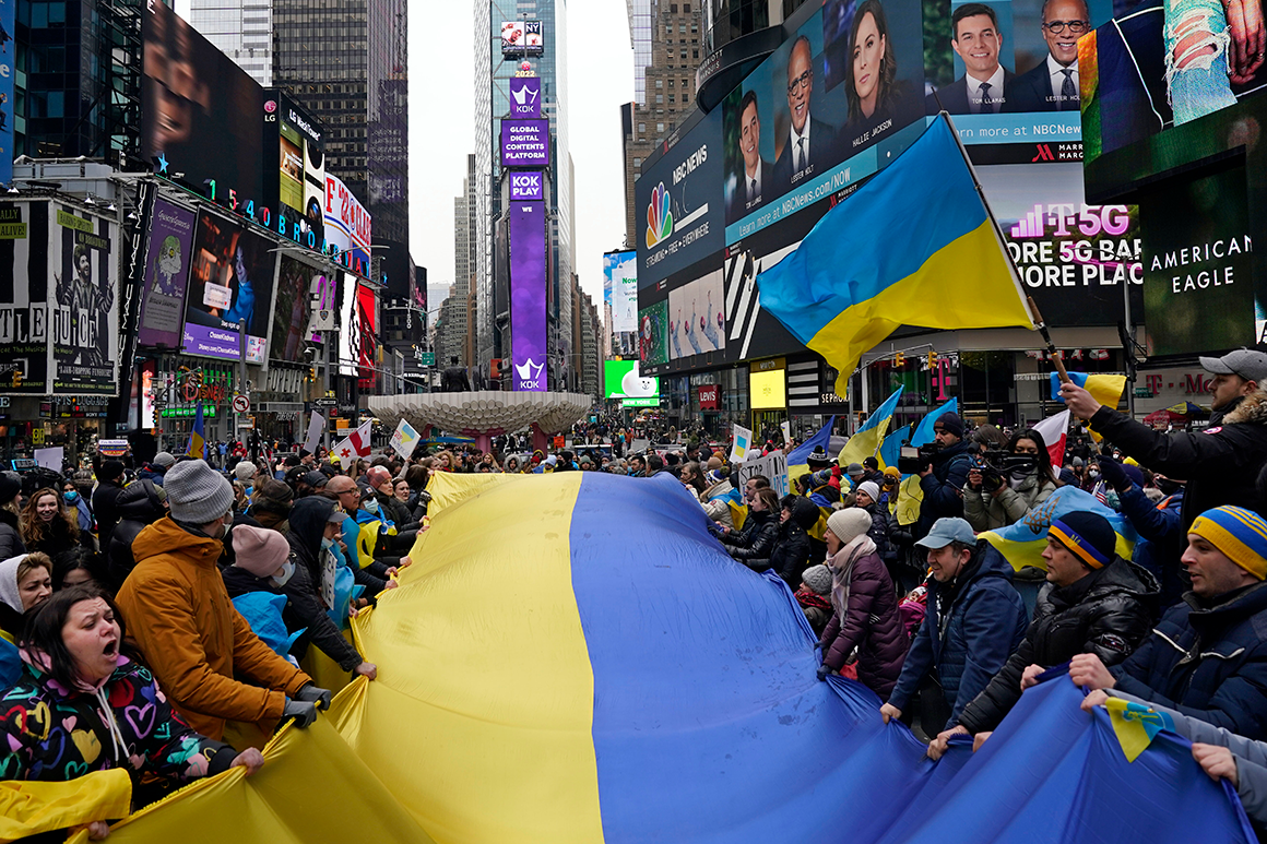 Today in photos: Fear, flight, and tragedy in Ukraine