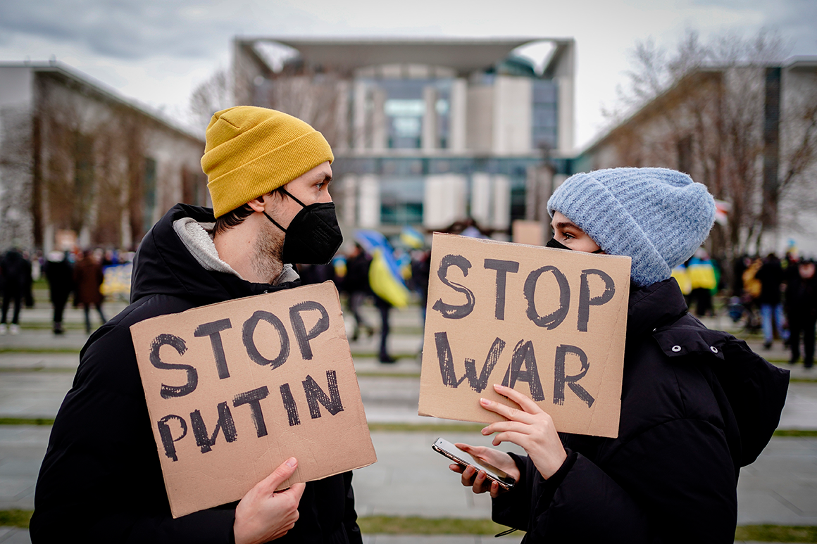 Today in photos: Fear, flight, and tragedy in Ukraine