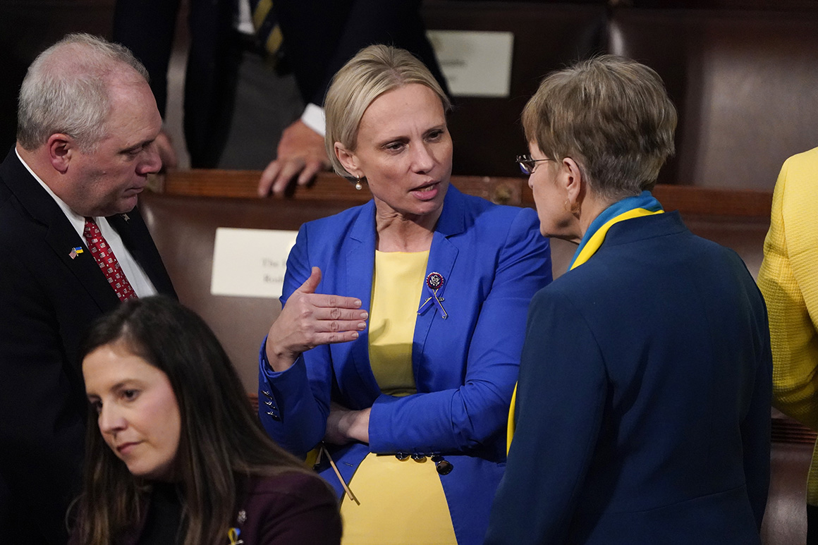 In nod to Ukraine, lawmakers don blue and yellow for the State of the Union