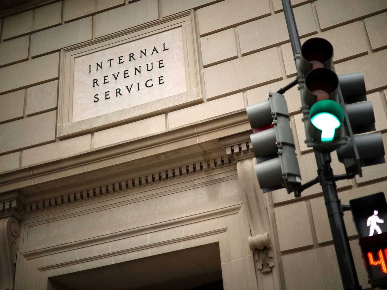 A sign reading “Internal Revenue Service” outside a building 