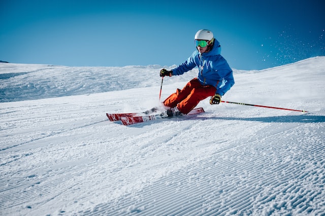 7 Essential Items Every Skier Should Have when Hitting the Slopes