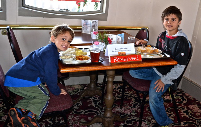 kids lunchtime at steamboat natchez 