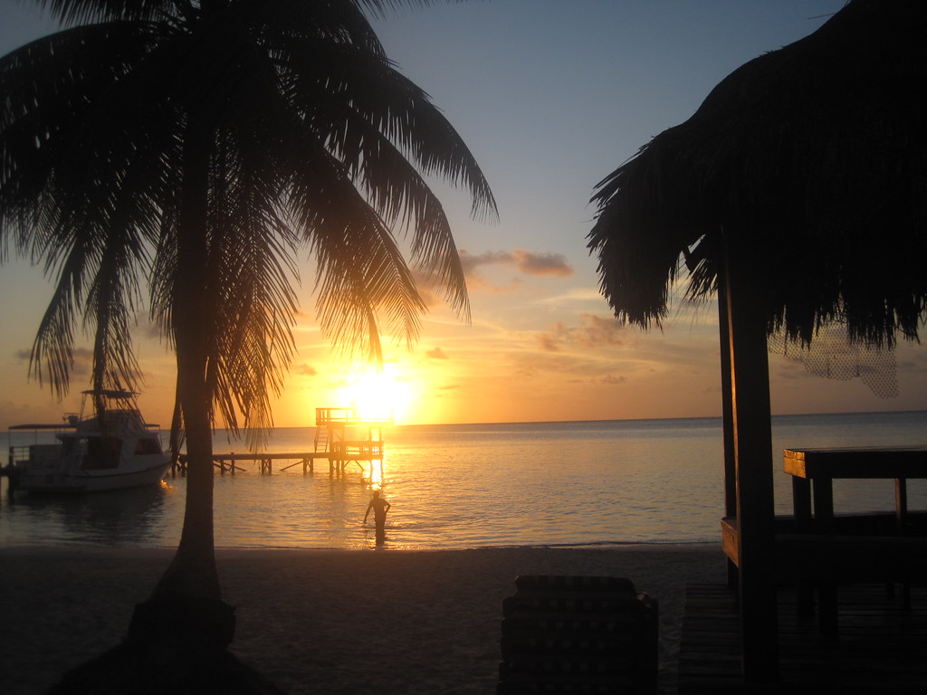 Fun Facts About Honduras - Sunset in roatan