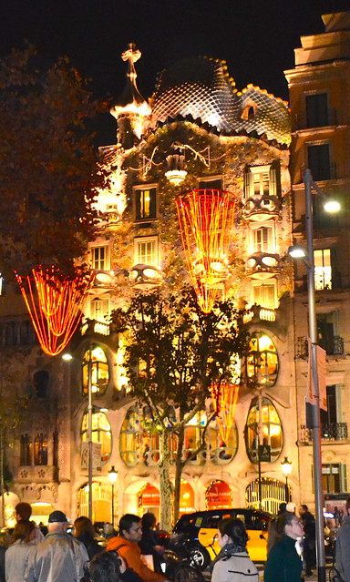 Antoni Gaudí - Casa Batllo illuminated
