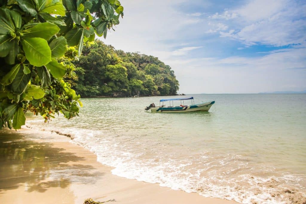 8 Top Beaches in HONDURAS You Must Visit in 2023