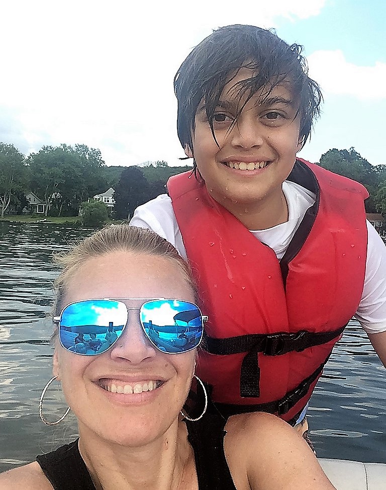 mama and son selfie at the greenwood lake boat rental 
