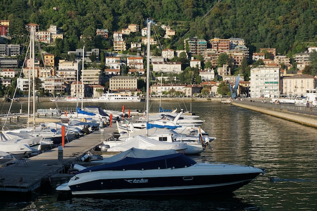 What does it cost to charter a yacht in Italy?