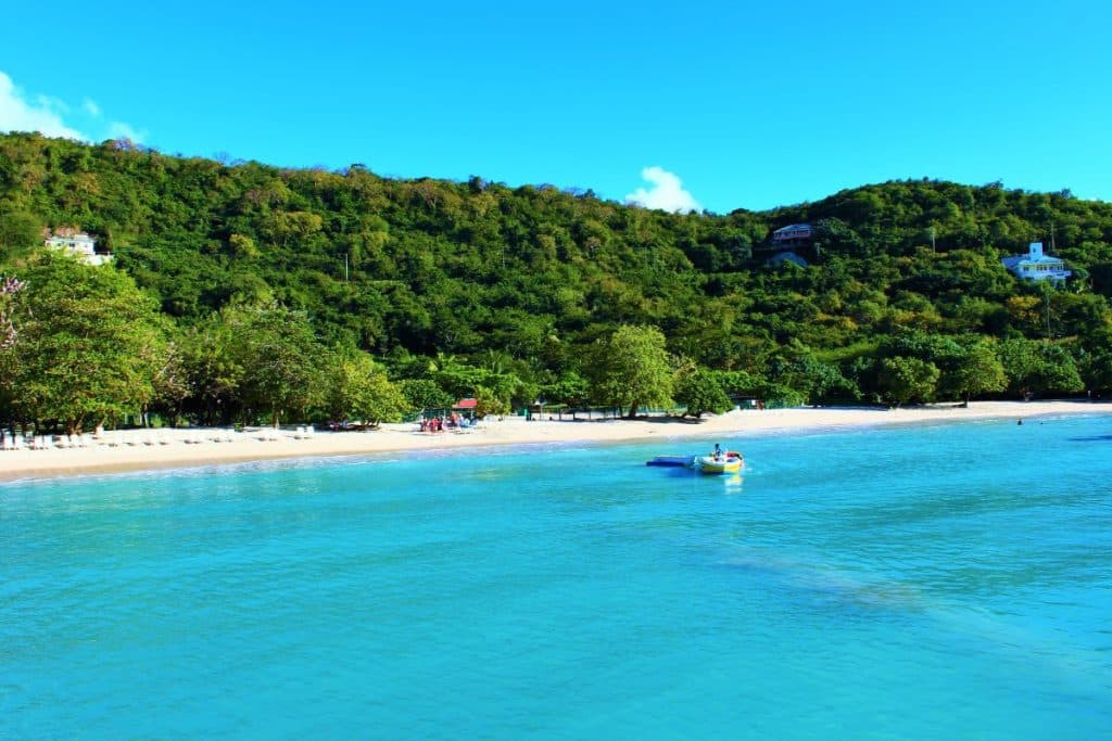 6 Best Caribbean Beaches without Sargassum Seaweed in 2023