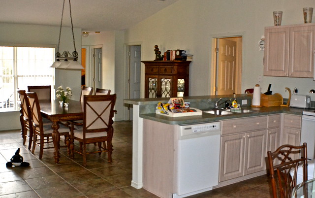 kitchen and dining room at van der valk inverness, fl 