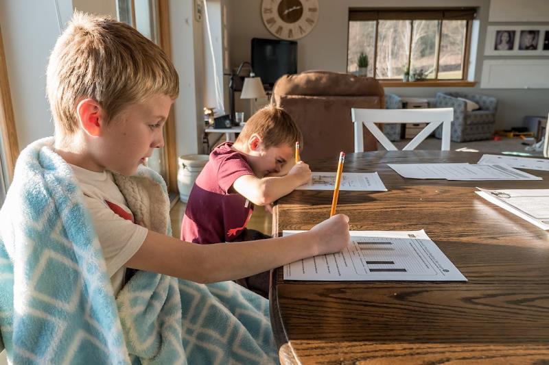 Homeschooling while Traveling: Tips to Study on the Move