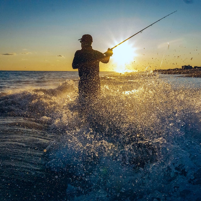 What lures are suitable for saltwater fishing and what should they be?