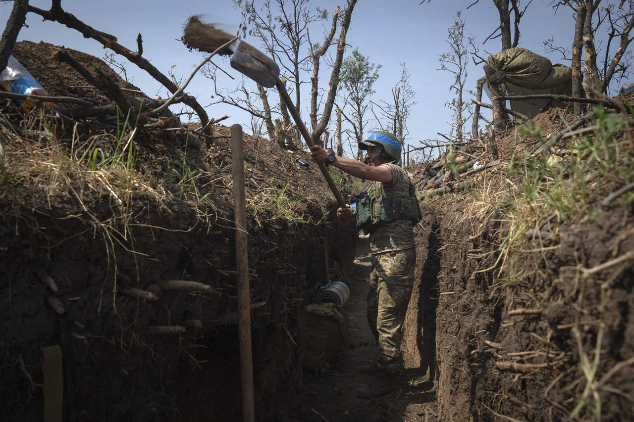 U.S. considering actively giving cluster munitions Ukraine