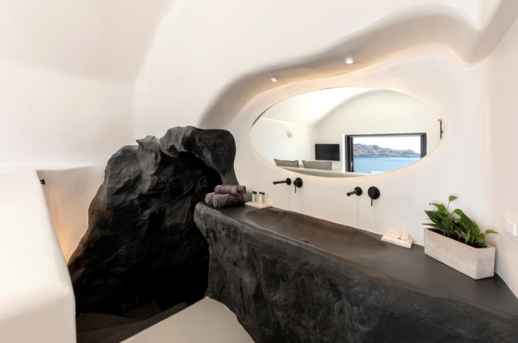 Unveiling tranquility - My retreat to Oia luxury suites