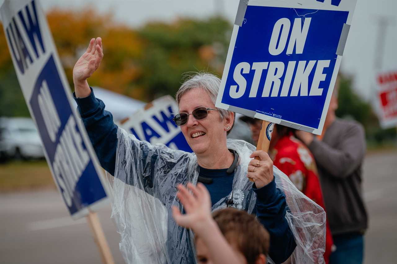 Trump's GOP opponents weigh the politics of auto strikes: Fire workers or rally them?