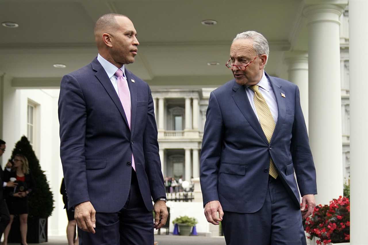 Schumer and Jeffries' approach to the migrant crisis is divided among NY Democrats