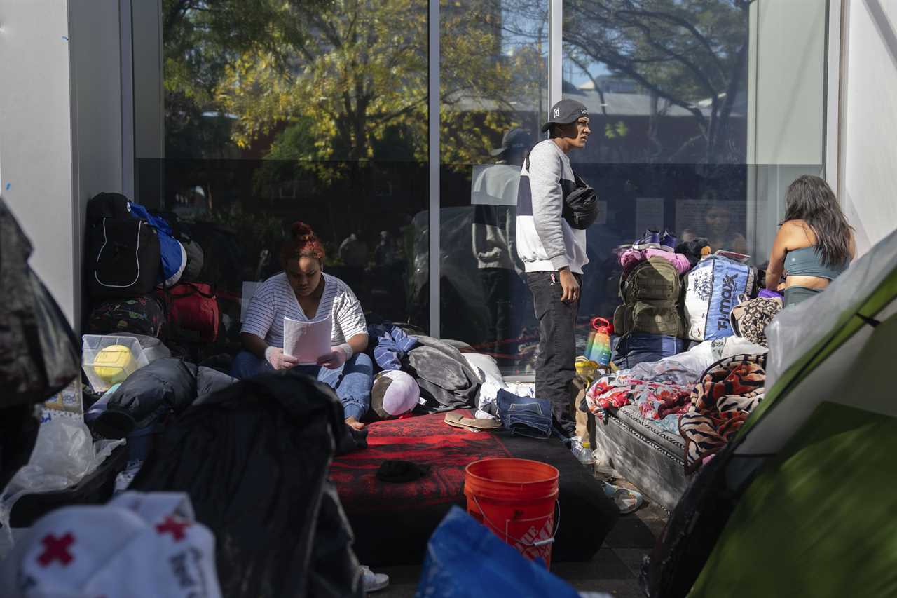 Democratic cities brace for a nightmare winter housing migrants