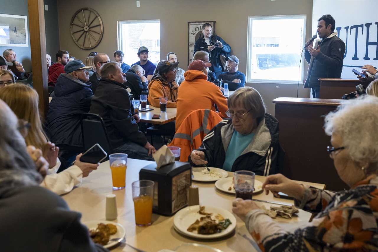 The nation's partisan divide runs right down the buffet line of this pizza chain