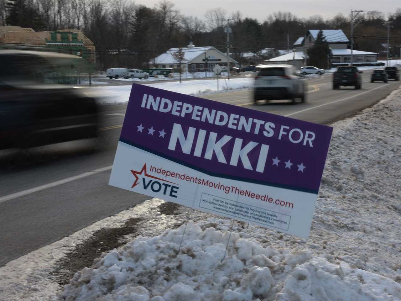 A sign that reads “independents for Nikki” is stuck in the New Hampshire snow.