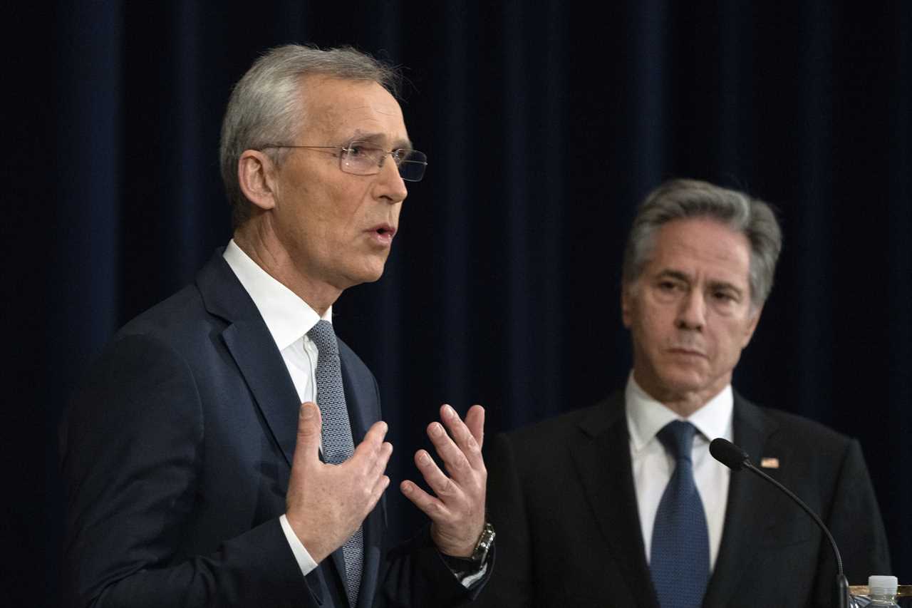 NATO chief meets with Trump's allies to discuss Ukraine funding