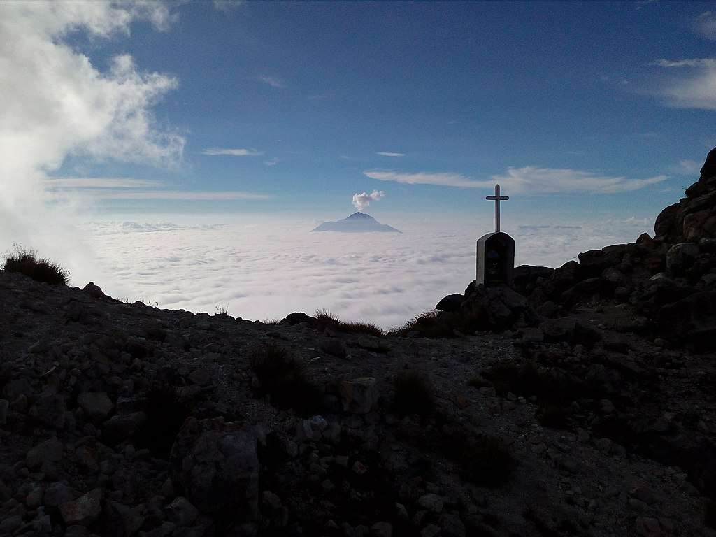 a cross on top of volcán Tajumulco