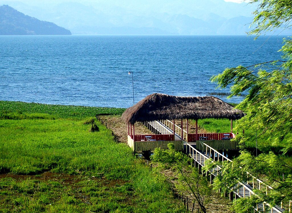 lake yajoa in honduras