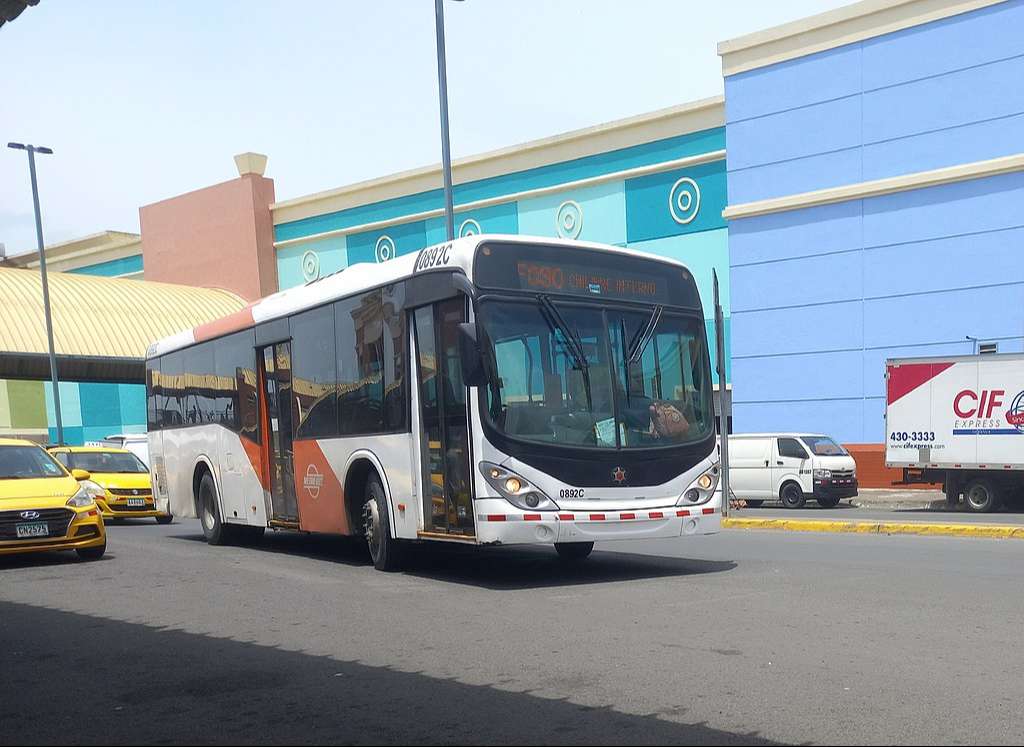 Metrobus arriving to a terminal in Panamá