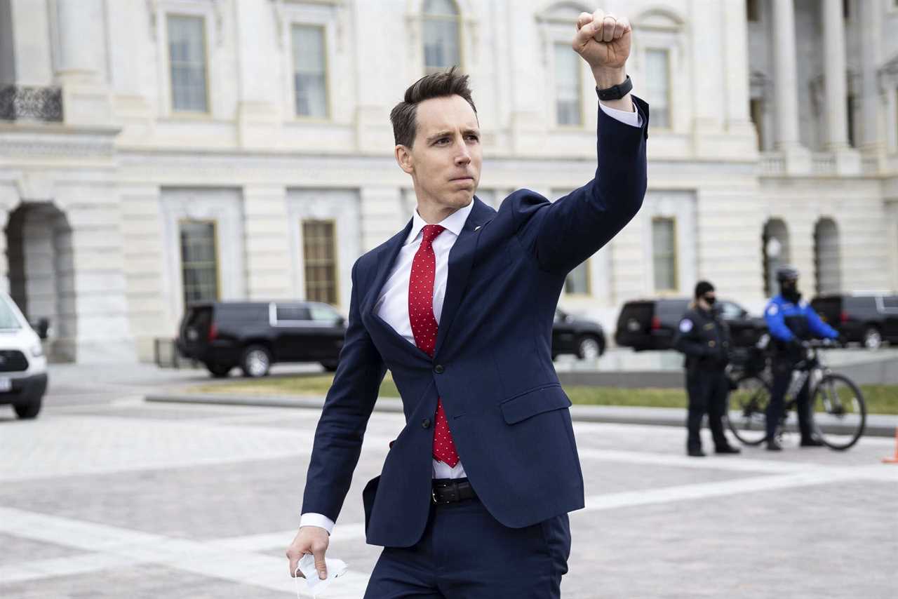 Josh Hawley was photographed by him on January 6, 2009. This is how it happened.