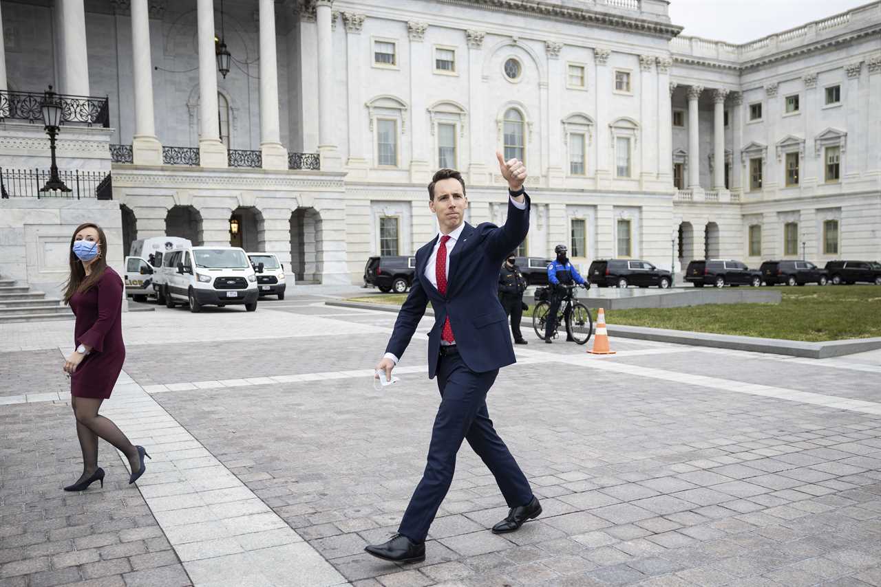 Josh Hawley was photographed by him on January 6, 2009. This is how it happened.